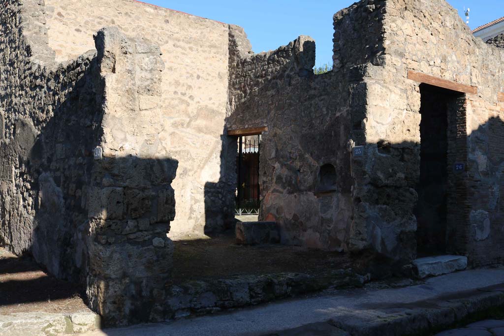 IX.1.25 Pompeii. December 2018. Looking north-east towards entrance doorway. Photo courtesy of Aude Durand.