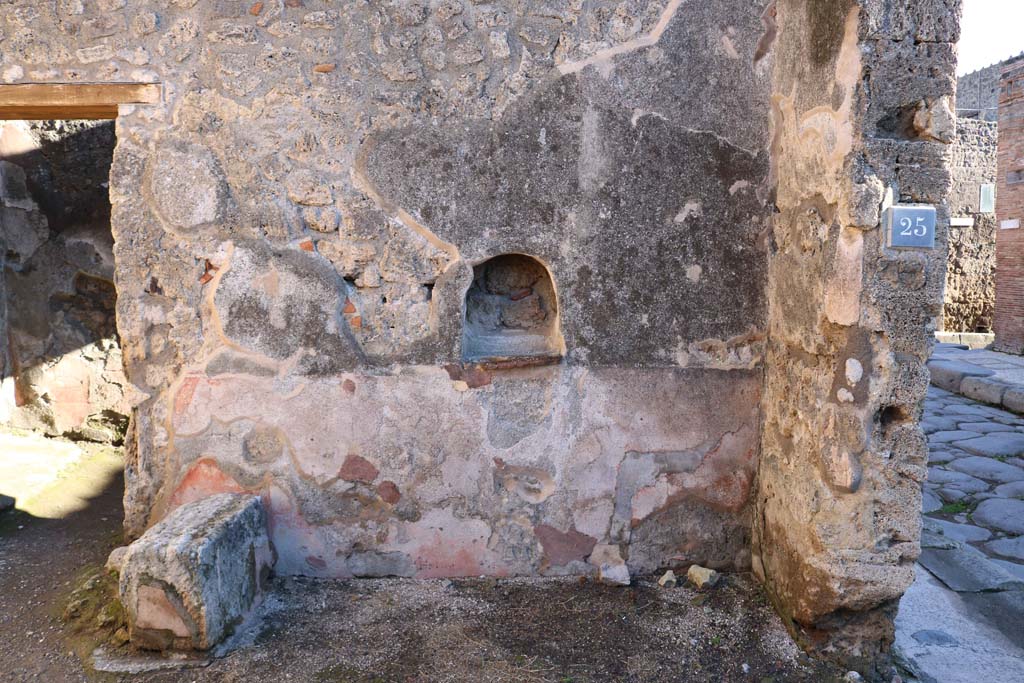 IX.1.25 Pompeii. December 2018. Looking towards east wall with niche. Photo courtesy of Aude Durand.