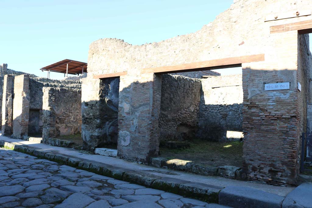 IX.1.27 Pompeii, on right. December 2018. 
Looking towards entrance on north side of Via dell’Abbondanza. Photo courtesy of Aude Durand.
