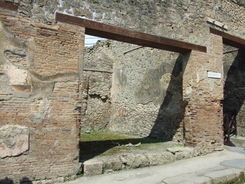 IX.1.27 Pompeii.  March 2009.  Entrance on Via dell’Abbondanza.