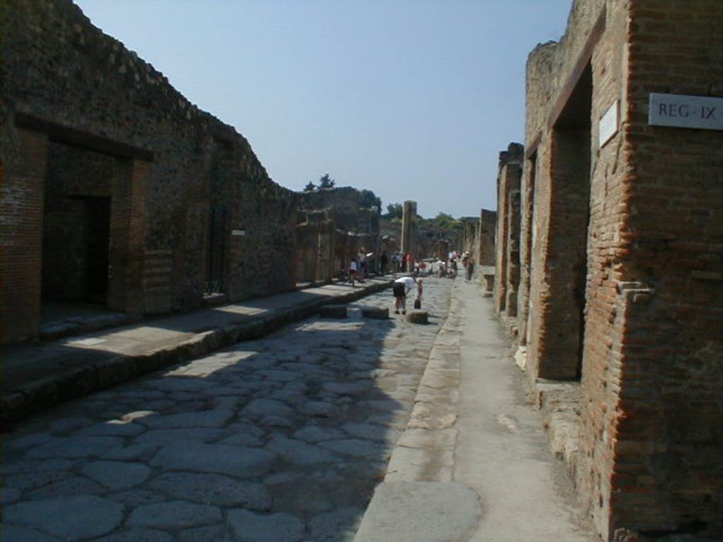 I.4 Pompeii. Via dell’ Abbondanza looking west, from end of Vicolo di Tesmo near IX.1.27