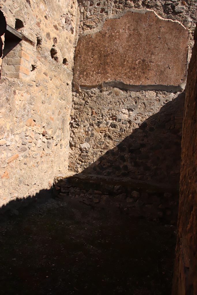 IX.1.31 Pompeii. December 2018. 
Niche-latrine in north-west corner of kitchen. Photo courtesy of Aude Durand.
