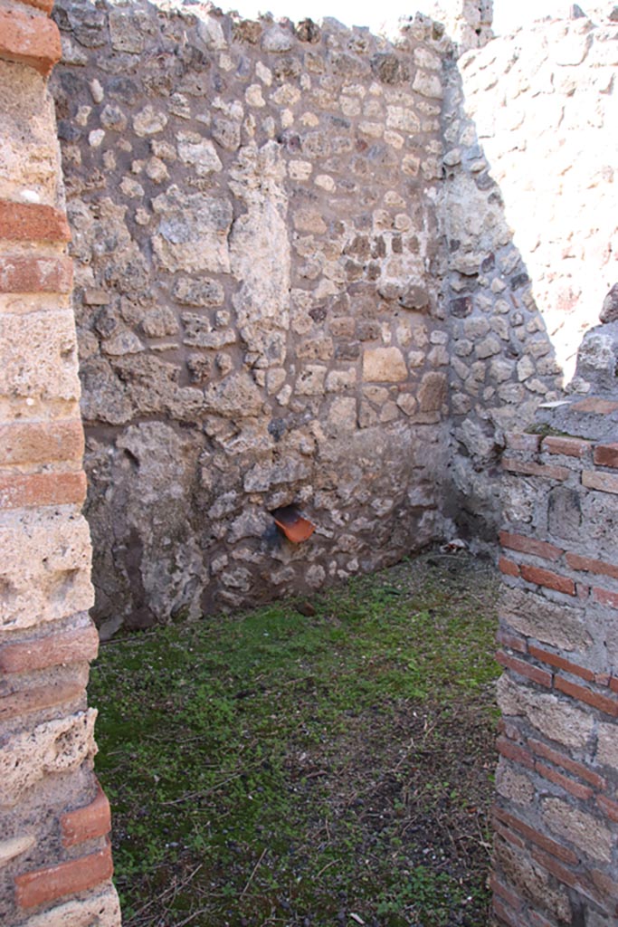 IX.1.32 Pompeii. October 2022. 
Looking north-west through doorway of cubiculum on west side of atrium at north end. 
Photo courtesy of Klaus Heese
