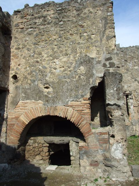 IX.1.33 Pompeii.  March 2009.  Oven.