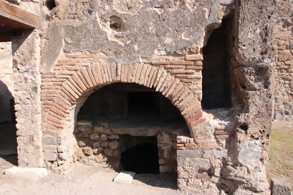 IX.1.33 Pompeii. March 2009. Side of oven on south side.