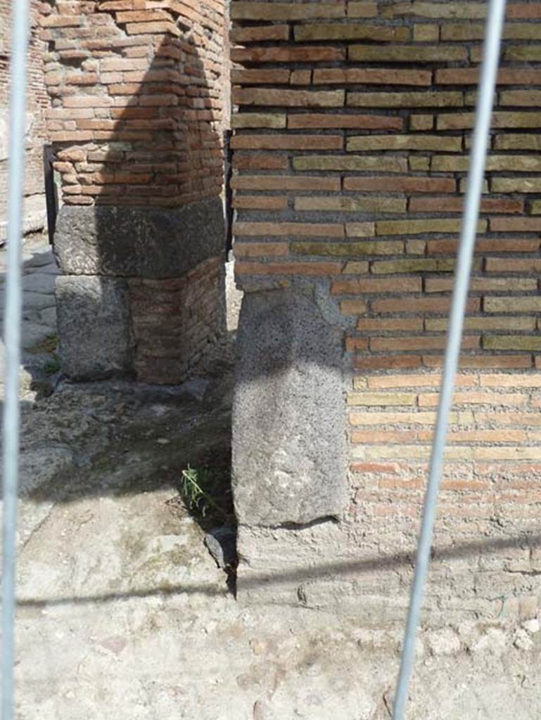 IX.2.1 Pompeii. March 2018. Looking east towards north pilaster with phallus relief.
Foto Taylor Lauritsen, ERC Grant 681269 DÉCOR.

