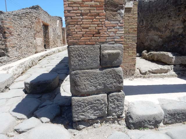 IX.2.1 Pompeii. May 2017. Arcade pillar made from blocks of lavastone. Photo courtesy of Buzz Ferebee.
