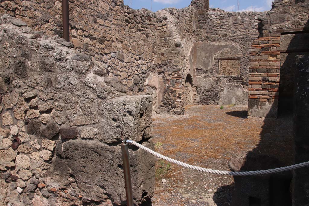 IX.2.4 Pompeii. September 2021. 
Looking through doorway to atrium, triclinium with window overlooking the small courtyard, and corridor to rear, on right.
Photo courtesy of Klaus Heese.
