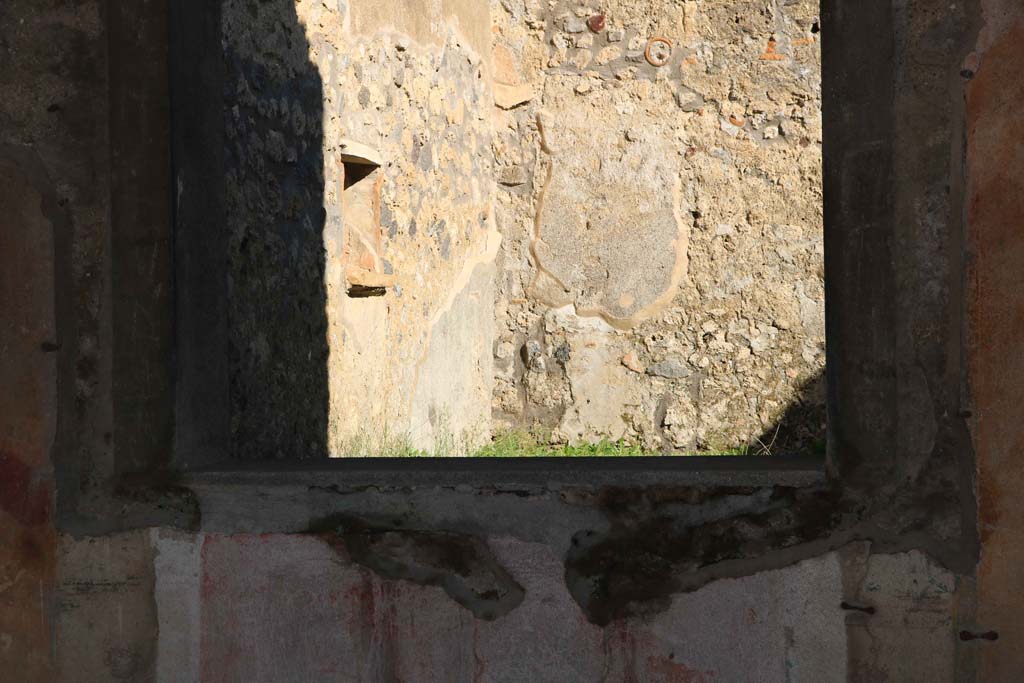 IX.2.5 Pompeii. December 2018. 
Looking through window in east wall of triclinium towards garden area, and niche in north wall. Photo courtesy of Aude Durand.
