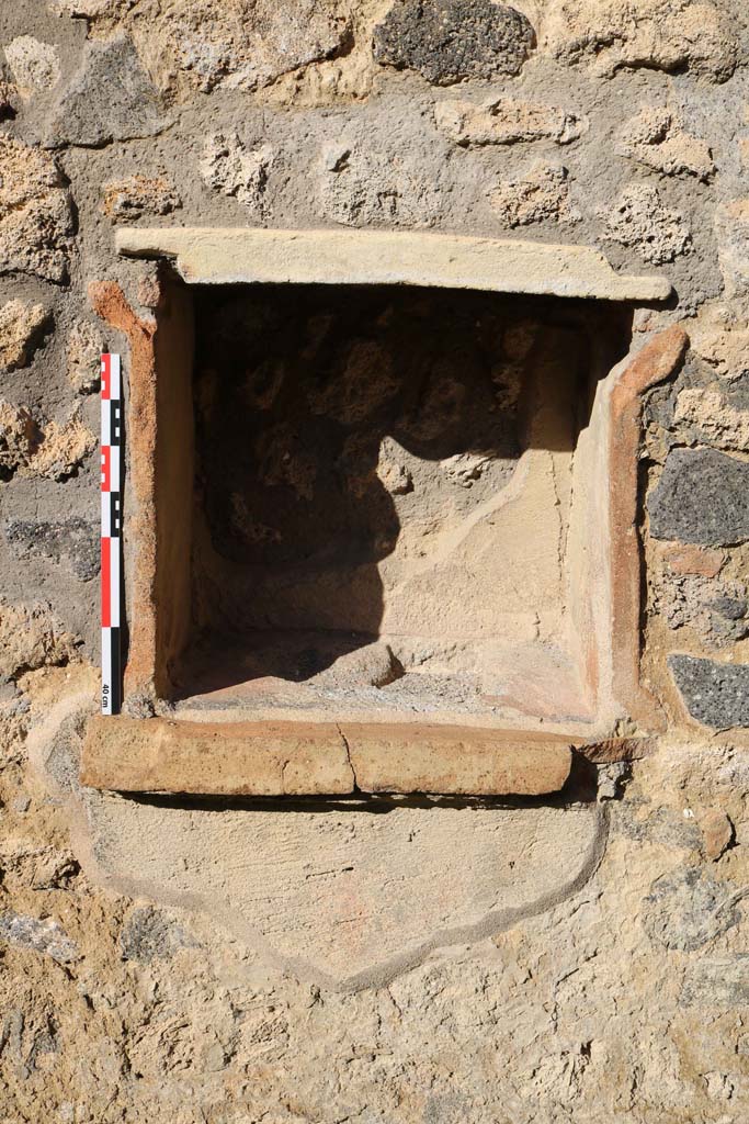 IX.2.5 Pompeii. December 2018. 
Detail of niche in north wall of garden area. Photo courtesy of Aude Durand.
