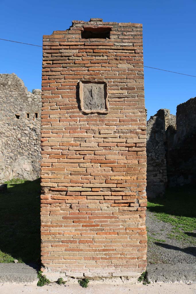 IX.2.6 Pompeii, on left, and IX.2.7, on right. December 2018. 
Plaque on pilaster between entrances. Photo courtesy of Aude Durand.

