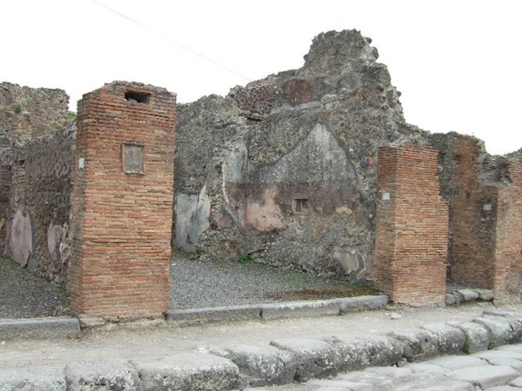 IX.2.7 Pompeii. Entrance, in middle. In January 1848, found painted on the pilaster on the left, between IX.2.6 and IX.2.7, was

P(ublium)  Vedium  Nummianum
aed(ilem)  Hilario  cum  sua  rogat    [CIL IV 913]

See Pagano, M. and Prisciandaro, R., 2006. Studio sulle provenienze degli oggetti rinvenuti negli scavi borbonici del regno di Napoli.  Naples : Nicola Longobardi.  
(p. 164)
