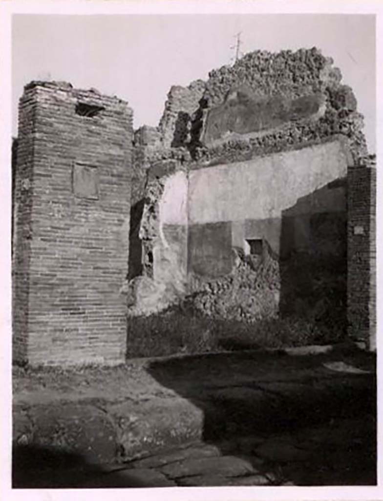 IX.2.7 Pompeii. Pre-1943. Looking towards entrance doorway on east side of Via Stabiana. Photo by Tatiana Warscher.
See Warscher, T. Codex Topographicus Pompeianus, IX.2. (1943), Swedish Institute, Rome. (no.16.), p. 42.
