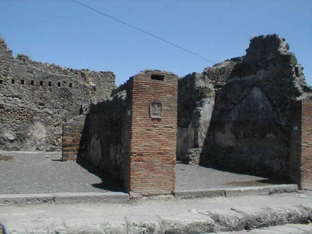 IX.2.6 Pompeii, on left. September 2005. Plaque in centre. IX.2.7, on right.