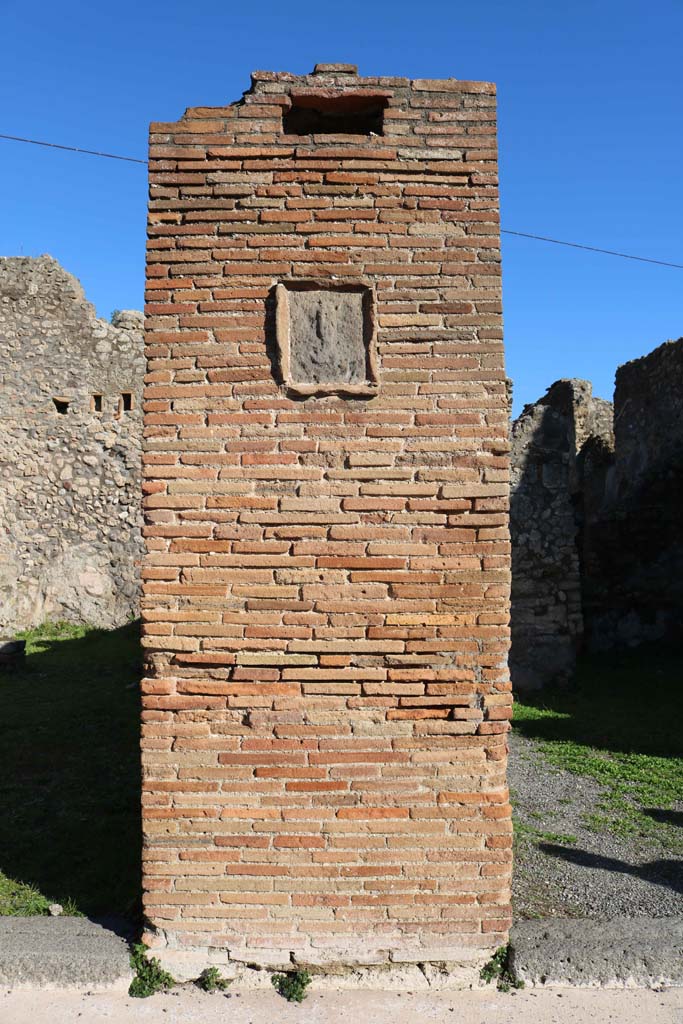 IX.2.6 Pompeii, on left, and IX.2.7, on right. December 2018. 
Plaque on pilaster between entrances. Photo courtesy of Aude Durand.


