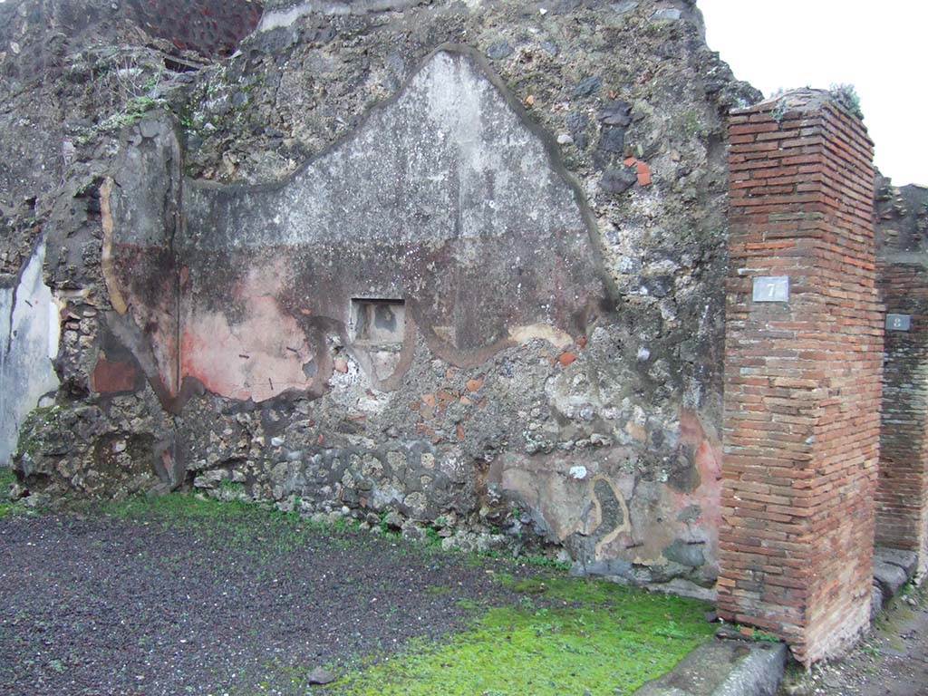 IX.2.7 Pompeii. December 2005. South wall of shop.
Originally the middle zone of the wall would have had a central yellow panel and red side panels.
A trace of a rectangular painting could be made out in the panel on the east side.
The upper zone of the wall was white, and decorated with paintings of swans, candelabra and other typical architectural motifs of the IV Style.
See Bragantini, de Vos, Badoni, 1986. Pitture e Pavimenti di Pompei, Parte 3. Rome: ICCD. (p.408)
