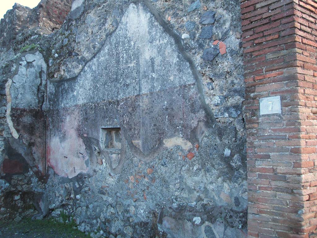 IX.2.7 Pompeii. December 2004. South wall of shop with niche.
According to Boyce, the excavation report stated this was a lararium. He gave the reference Bull. Arch. Nap., N.S.1, 1853, 25.
See Boyce G. K., 1937. Corpus of the Lararia of Pompeii. Rome: MAAR 14. (p. 80).

