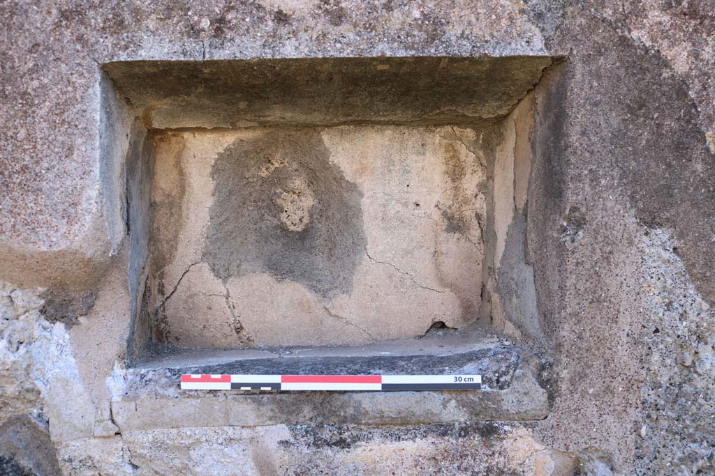 IX.2.7 Pompeii. December 2018.  Detail of niche in south wall of shop room. Photo courtesy of Aude Durand.

