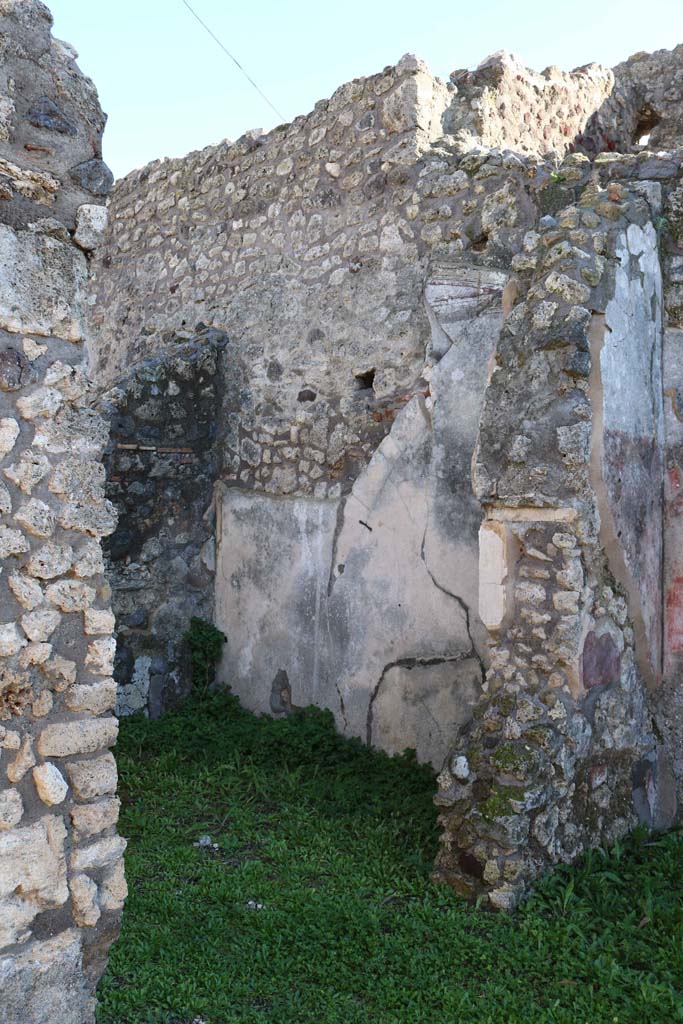 IX.2.7 Pompeii. December 2018. 
Looking south-east towards doorway to room (b) at rear of shop-room.
Photo courtesy of Aude Durand.
