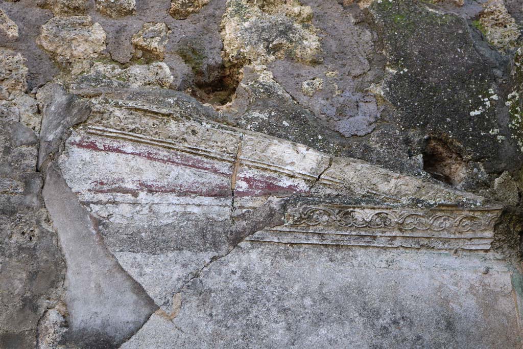 IX.2.7 Pompeii. December 2018. Room (b), detail of remaining stucco cornice on south wall. Photo courtesy of Aude Durand.