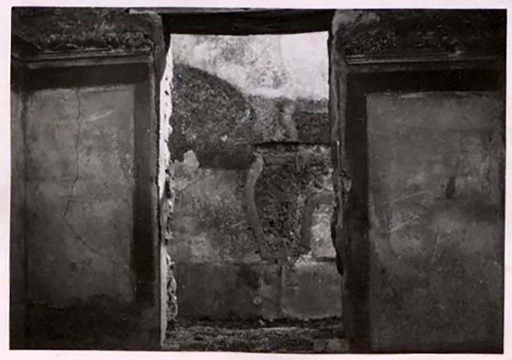 IX.2.7 Pompeii. Pre-1943.  Room (i), south wall of the cubiculum, with doorway to garden area (h). Photo by Tatiana Warscher.
See Warscher, T. Codex Topographicus Pompeianus, IX.2. (1943), Swedish Institute, Rome. (no.24.), p. 51.

