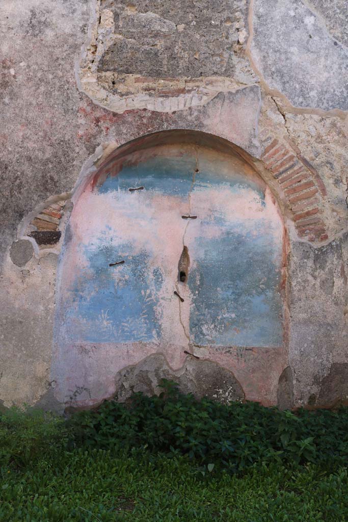 IX.2.7 Pompeii. December 2018. 
South wall with arched niche and garden painting. Photo courtesy of Aude Durand.

