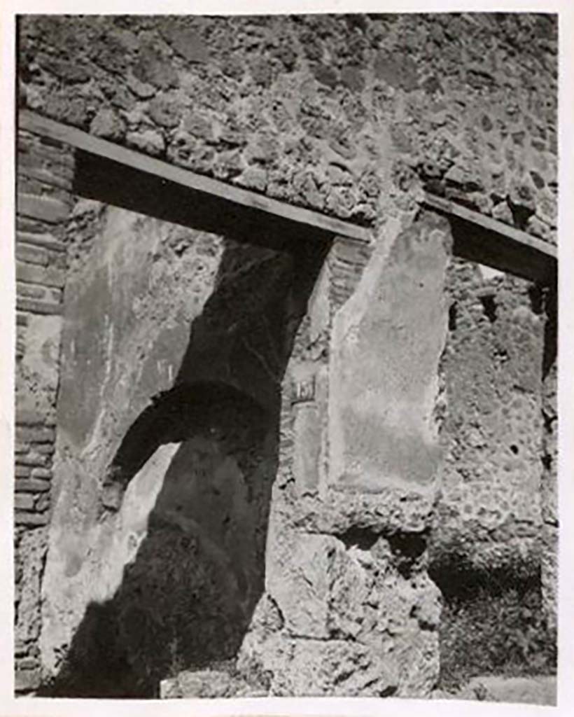 IX.2.13 Pompeii. Pre-1943. Looking towards entrance doorway, on left. Photo by Tatiana Warscher.
See Warscher, T. Codex Topographicus Pompeianus, IX.2. (1943), Swedish Institute, Rome. (no.45.), p. 106.
