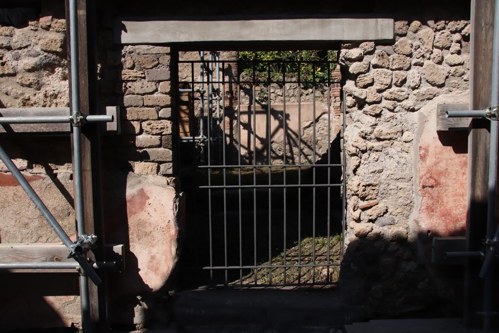 IX.2.15 Pompeii. May 2005. Entrance on Vicolo di Balbo. According to Fiorelli, somewhere near this doorway, between IX.2.15 and IX.2.16, the following graffiti was found:

CN . HELVIVM . SABINVM . AED . BALBVS . FECIT    [CIL IV 935d]

A . VETTIVM . CAPRASIVM . FELICEM . AED . D . R . P . OVF    

A . VETTIVM . CAPRASIVM
                   FELICEM . AED . BALBE . ROGAMVS    [CIL IV 935i]

apart from many other names, also found was the graffito:

AMPLIATII
INVICTII  VALE    [CIL IV 2355]

See Pappalardo, U., 2001. La Descrizione di Pompei per Giuseppe Fiorelli (1875). Napoli: Massa Editore. (p. 142)

