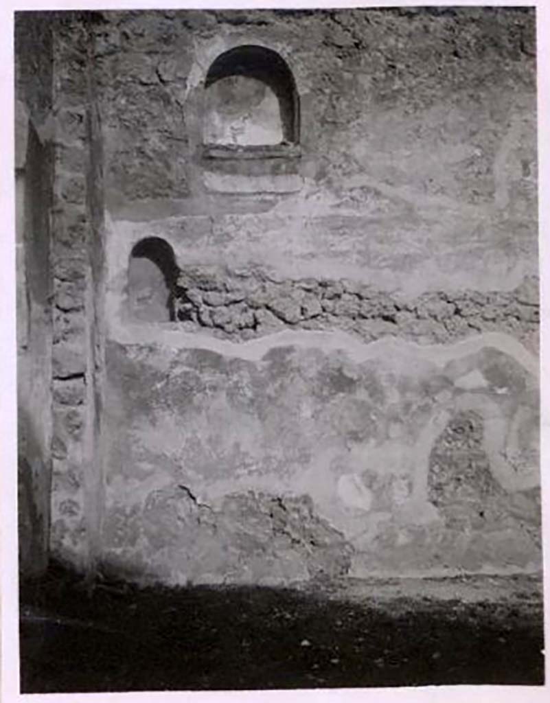 IX.2.17 Pompeii. Pre-1943. Room 1, atrium, looking towards west end of north wall with two niches. 
See Warscher, T. Codex Topographicus Pompeianus, IX.2. (1943), Swedish Institute, Rome. (no.90.), p. 171.
