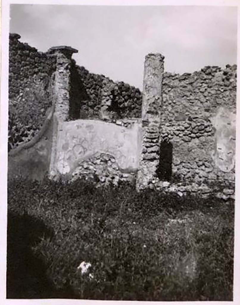 IX.2.17 Pompeii. Pre-1943. Room 9, north wall at west end of garden area.  Photo by Tatiana Warscher.
See Warscher, T. Codex Topographicus Pompeianus, IX.2. (1943), Swedish Institute, Rome. (no.93.), p. 173.
According to Boyce, the two columns at the west end of the north row were connected by a low wall.
On the south side of this wall, facing the open area, was painted in red a simple aedicula with pediment.
Within the aedicula were painted two yellow serpents confronted at an altar.
See Boyce G. K., 1937. Corpus of the Lararia of Pompeii. Rome: MAAR 14. (p. 81, no. 397).
