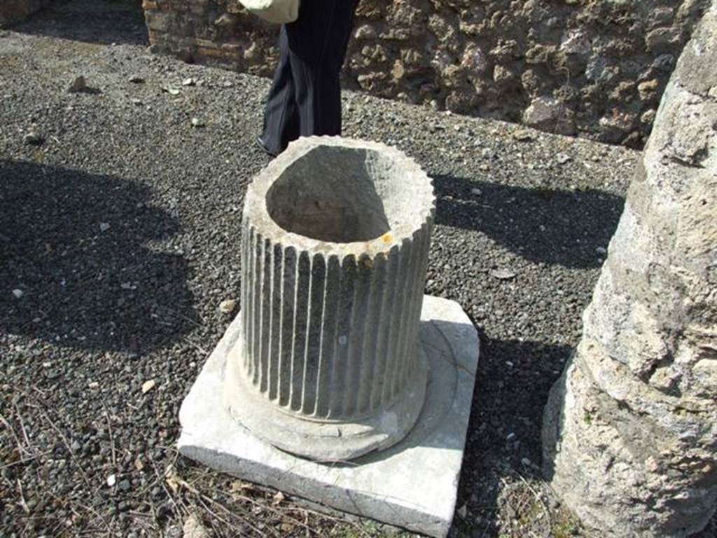 IX.2.17 Pompeii. March 2009. Room 9, marble puteal in garden area. 