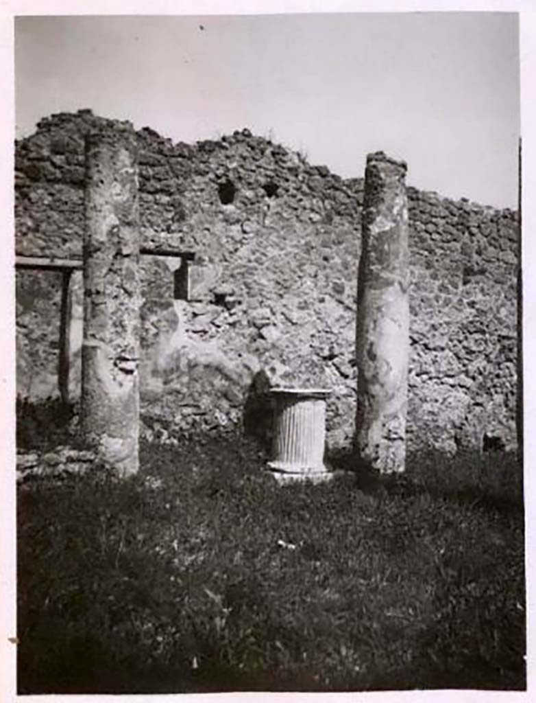 IX.2.17 Pompeii. Pre-1943. Room 9, puteal on north side of garden area. Photo by Tatiana Warscher.
See Warscher, T. Codex Topographicus Pompeianus, IX.2. (1943), Swedish Institute, Rome. (no.92.), p. 173.
