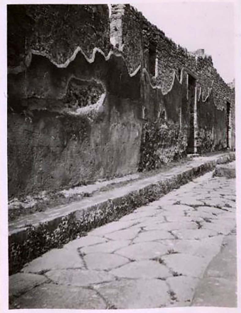 IX.2.17, Pompeii. Pre-1943. Looking north along west side of Vicolo di Tesmo towards doorway. 
Photo by Tatiana Warscher.
See Warscher, T. Codex Topographicus Pompeianus, IX.2. (1943), Swedish Institute, Rome. (no.86.), p. 166.
