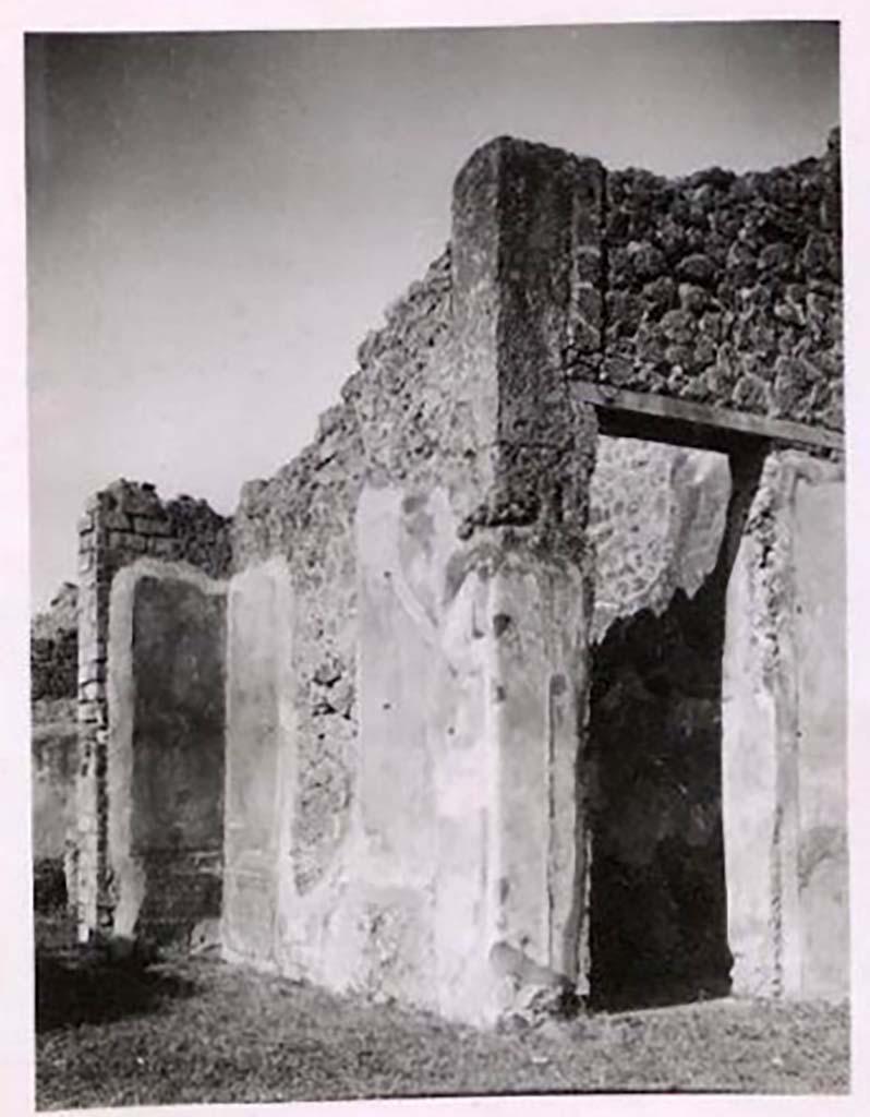 IX.2.18 Pompeii. Pre-1943. Photo by Tatiana Warscher.
Room 5, north wall of tablinum, and part of the west wall leading to garden area.
See Warscher, T. Codex Topographicus Pompeianus, IX.2. (1943), Swedish Institute, Rome. (no.100.), p. 180.

