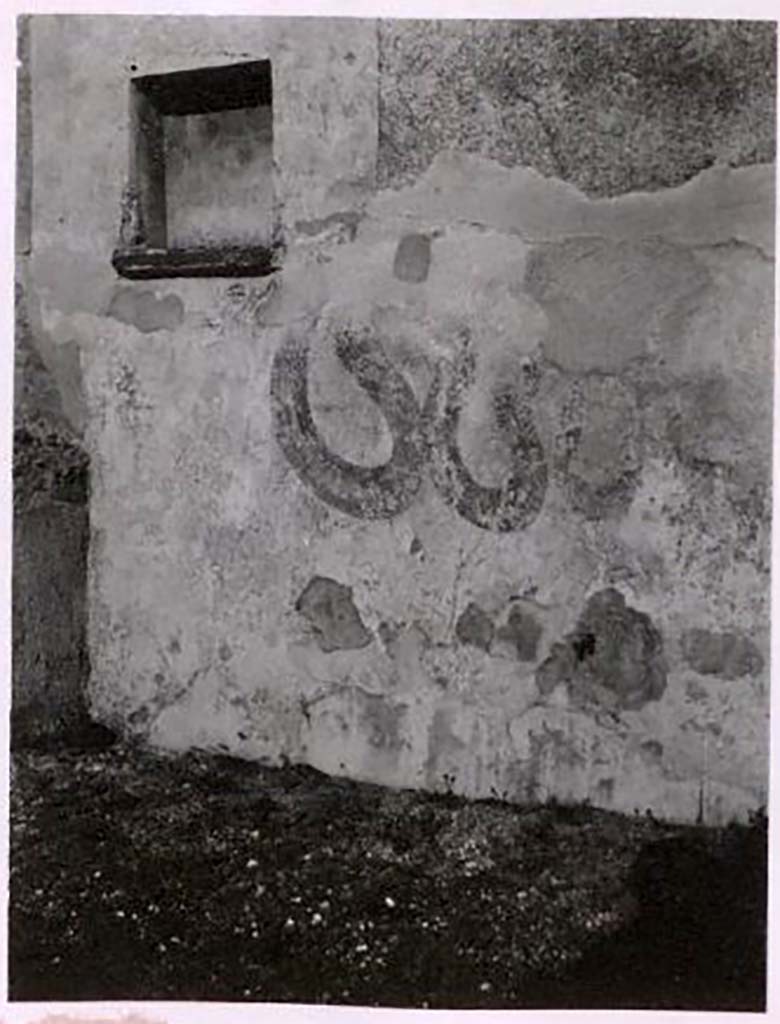 IX.2.18 Pompeii. Pre-1937. Room 11, lararium and niche on north wall of garden area.  Photo by Tatiana Warscher
See Warscher, T. Codex Topographicus Pompeianus, IX.2. (1943), Swedish Institute, Rome. (no.106.), p. 186.

