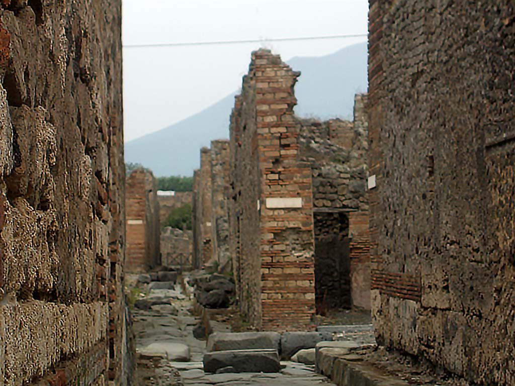 IX.2.19 Pompeii, on left. May 2005. Vicolo di Tesmo looking north.       IX.6 centre left.                  IX.7, on right.
