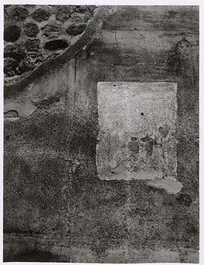 IX.2.21 Pompeii. Pre-1943. Room 3, north wall of ala, remains of wall painting. Photo by Tatiana Warscher.
According to Warscher –
Hardly anything remains on the north wall. Just, on the left, a sitting bowed female figure. On the right, if I am not mistaken, the remains of a standing man. It was not possible to recognise the subject of the painting.
See Warscher, T. Codex Topographicus Pompeianus, IX.2. (1943), Swedish Institute, Rome. (no.124.), p. 210.
