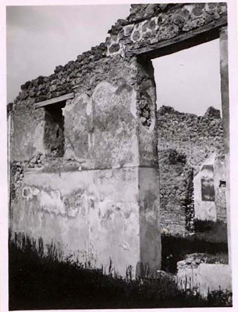 IX.2.21 Pompeii. Pre-1943. Looking north-west across garden area. Photo by Tatiana Warscher.
According to Warscher –
This photo was taken from the pseudo-peristyle: they had constructed a room in the west part. 
Through the doorway one sees the north wall of room 13 with the wretched remains of a painting.
See Warscher, T. Codex Topographicus Pompeianus, IX.2. (1943), Swedish Institute, Rome. (no.116.), p. 197.
