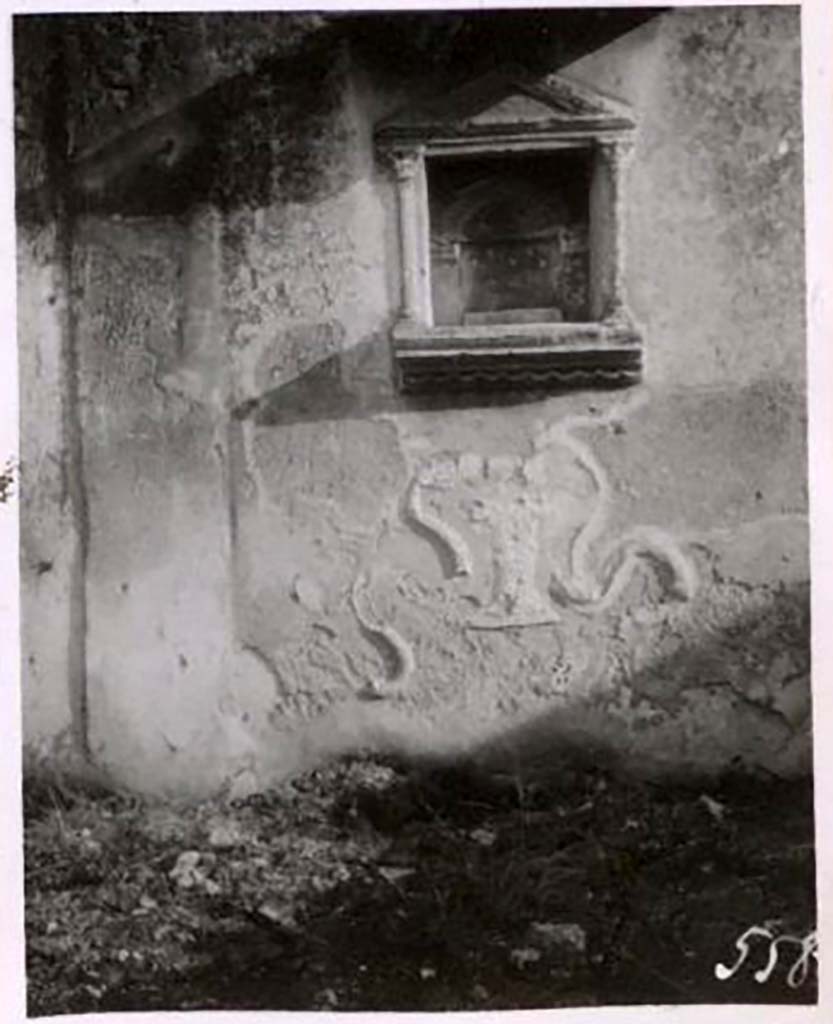 IX.2.21 Pompeii. Pre-1943. Room 11, aedicula shrine on south wall. Photo by Tatiana Warscher.
See Warscher, T. Codex Topographicus Pompeianus, IX.2. (1943), Swedish Institute, Rome. (no.119.), p. 198.
