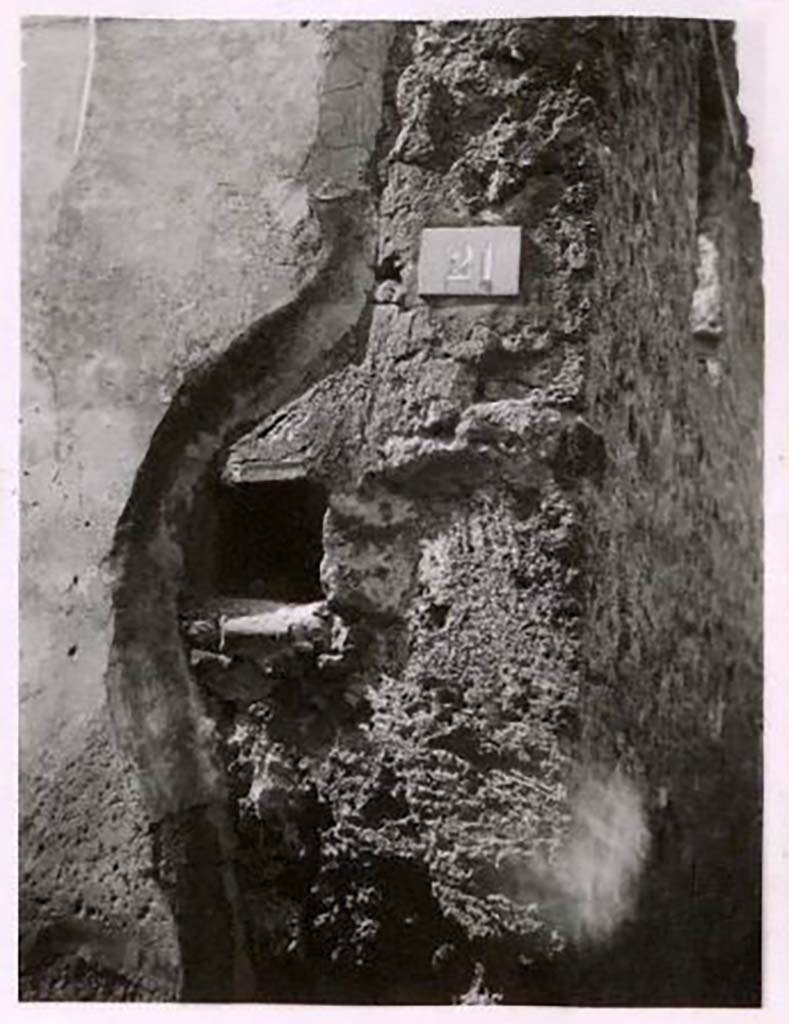 IX.2.21 Pompeii. Pre-1943. Photo by Tatiana Warscher.
According to Warscher – this photo is of a hole for barring the entrance doorway.
See Warscher, T. Codex Topographicus Pompeianus, IX.2. (1943), Swedish Institute, Rome. (no.113.), p. 193.
