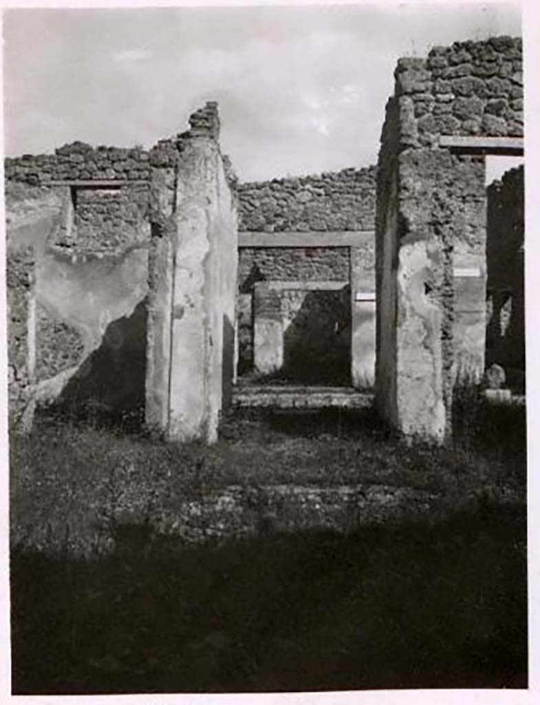IX.2.21 Pompeii. Pre-1943. Photo by Tatiana Warscher. Looking north across impluvium in atrium.
See Warscher, T. Codex Topographicus Pompeianus, IX.2. (1943), Swedish Institute, Rome. (no.112.), p. 193.

