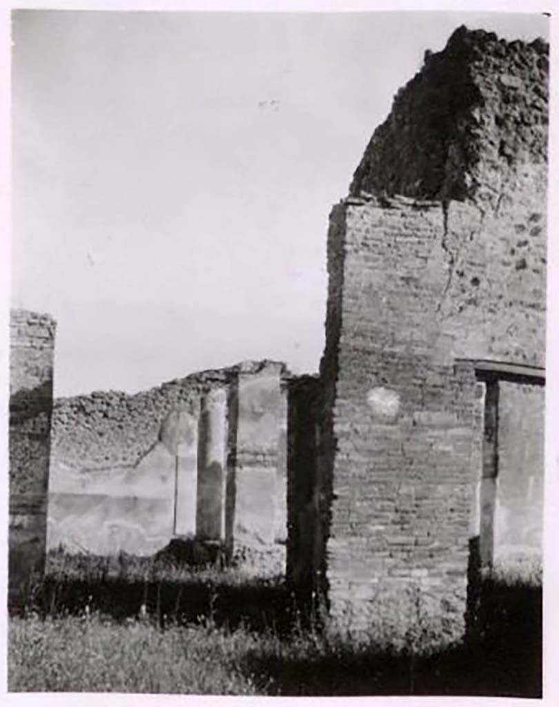 IX.2.21 Pompeii. Pre-1943. Photo by Tatiana Warscher.
Room 1, looking south towards west side of tablinum and through to peristyle. The doorway to room 5 is on the right.
See Warscher, T. Codex Topographicus Pompeianus, IX.2. (1943), Swedish Institute, Rome. (no.115.), p. 195.
