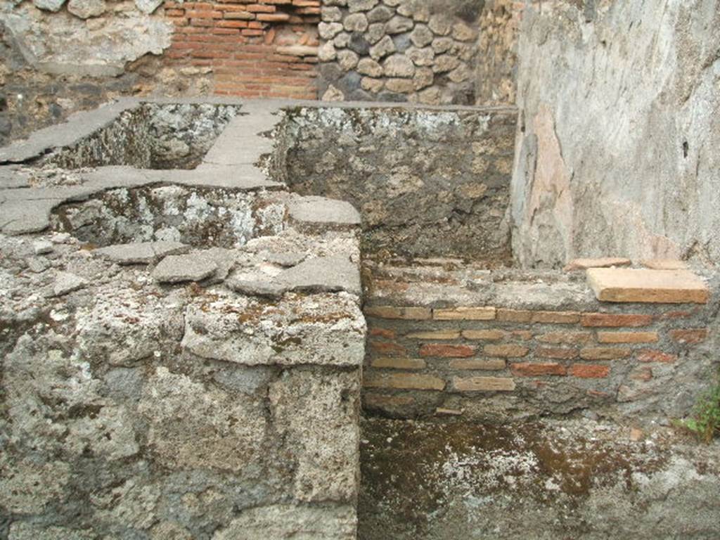 IX.2.24 Pompeii.  May 2005.  Podium with water reservoir against north wall of yard.