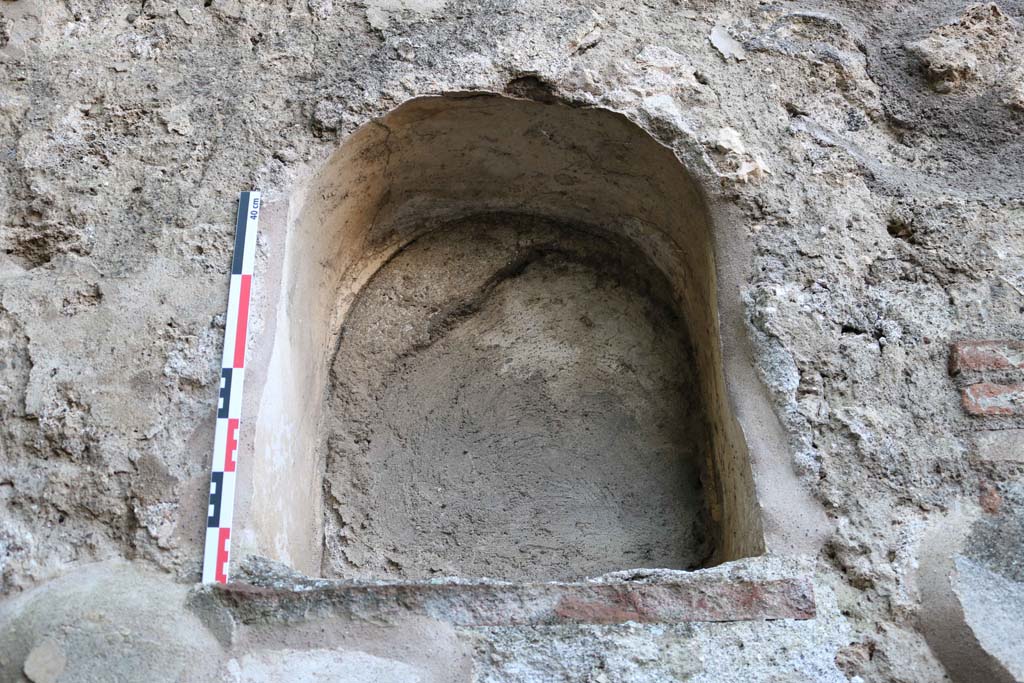 IX.2.24 Pompeii. December 2018. Detail of niche set into west wall. Photo courtesy of Aude Durand.
