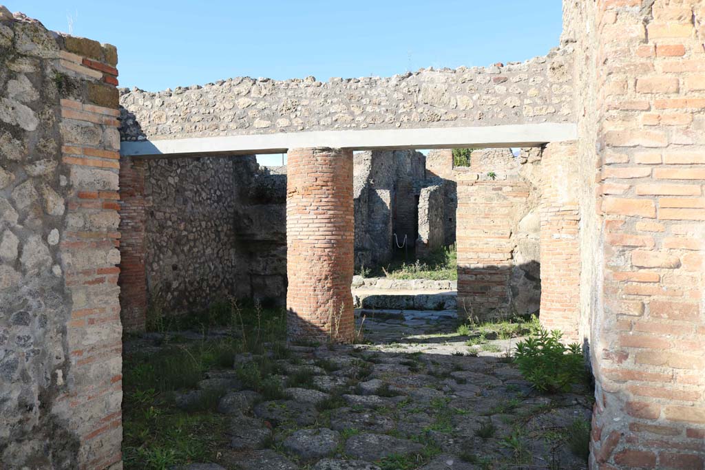 IX.2.24 Pompeii. December 2018. Looking north to entrance rooms. Photo courtesy of Aude Durand.

