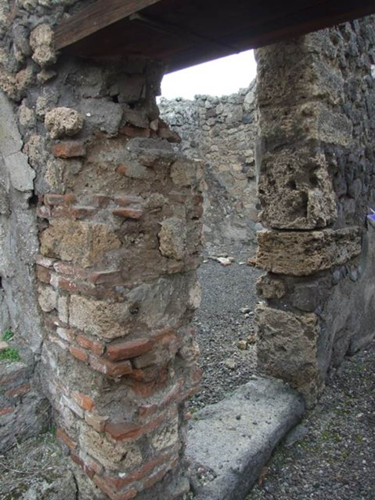 IX.2.24 Pompeii. March 2009. Doorway to triclinium on west side of corridor.