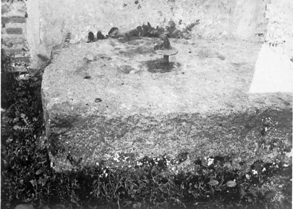 IX.2.26 Pompeii. 1932. Lava base for the arca, or money chest in the tablinum.
DAIR 1932.1111. Photo © Deutsches Archäologisches Institut, Abteilung Rom, Arkiv. 
See http://arachne.uni-koeln.de/item/marbilderbestand/936467
