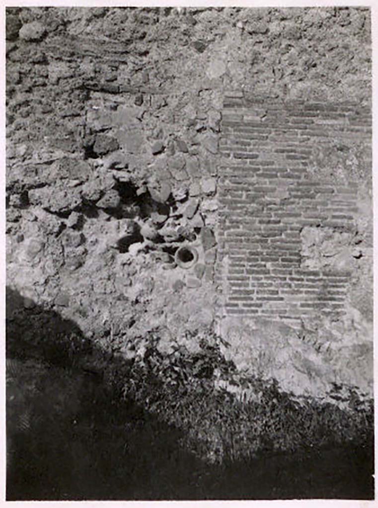 IX.2.26, Pompeii. Pre-1943. Photo by Tatiana Warscher.
According to Warscher - this is a photo of the bricked-up doorway in the east wall of the triclinium.
She made the point that near the rear of this blocked doorway (in IX.2.24) the famous lararium with the image of Vesta was found.
She noted the fragment of amphora built into the doorway.
See Warscher, T. Codex Topographicus Pompeianus, IX.2. (1943), Swedish Institute, Rome. (no.135.), p. 247.
