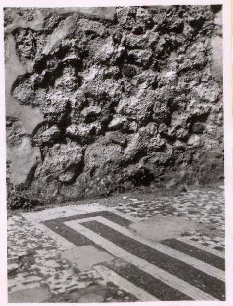 IX.2.27 Pompeii. Pre-1943. Mosaic flooring in cubiculum on east side of atrium. Photo by Tatiana Warscher.
According to Warscher – 
“the room next to the triclinium by reputation was known as a cubiculum dormitory: 
in the flooring a direct strip composed of black and white stones, indicated the place where the bed would have been.”
See Warscher, T. Codex Topographicus Pompeianus, IX.2. (1943), Swedish Institute, Rome. (no.139.), p. 262.
