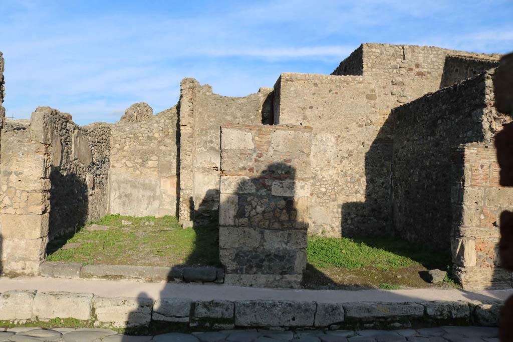 IX.3.3 Pompeii, on left, and IX.3.4, on right. December 2018. Looking east to entrances. Photo courtesy of Aude Durand.